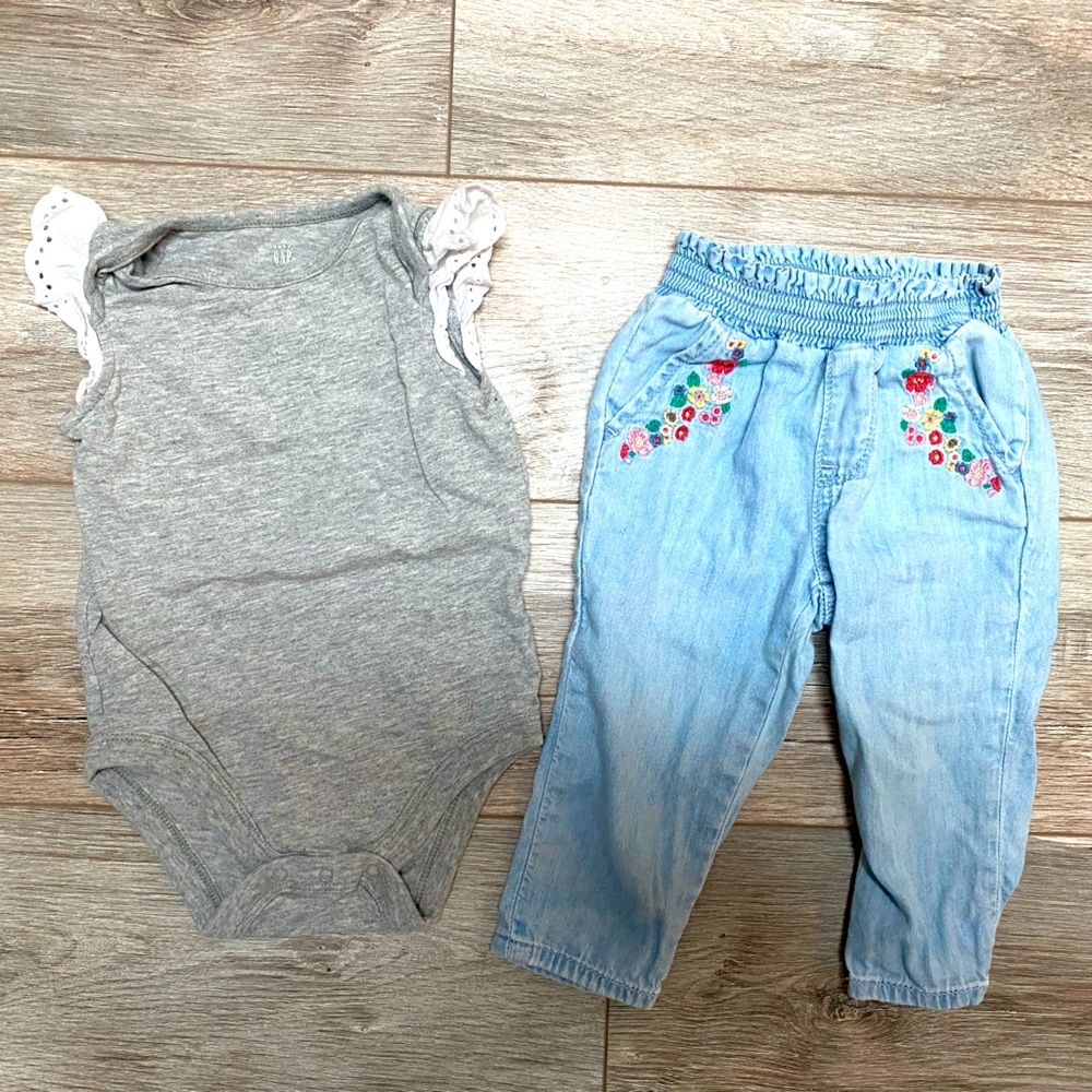 Baby Gap Eyelit onesie & Jeans👶🏻